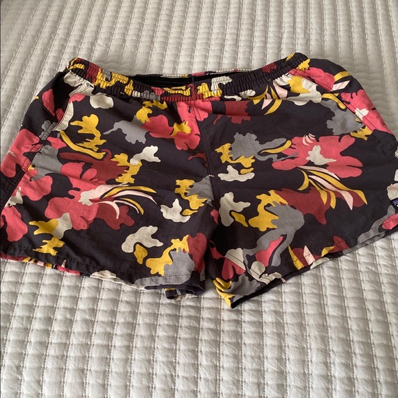 Patagonia Black and Pink Floral Short - Picture 2 of 7